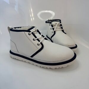 UGG Neumel Chukka Boot Men 9 White Leather 1133777 UGGplush Black Accents Ankle